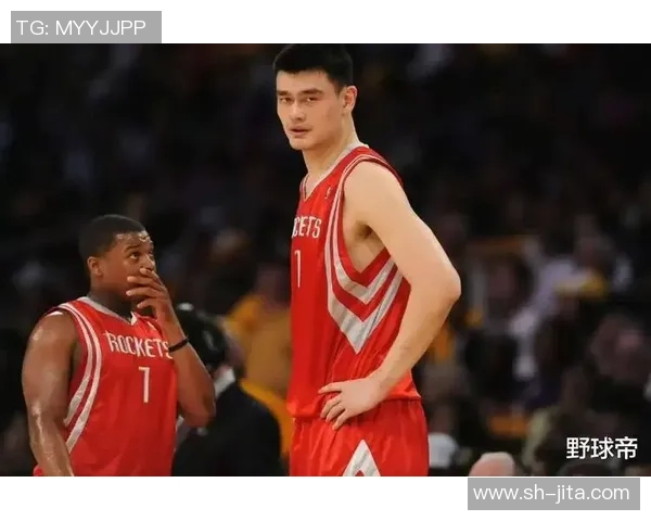 香港街头姚明的篮球梦想与城市文化交融的精彩瞬间